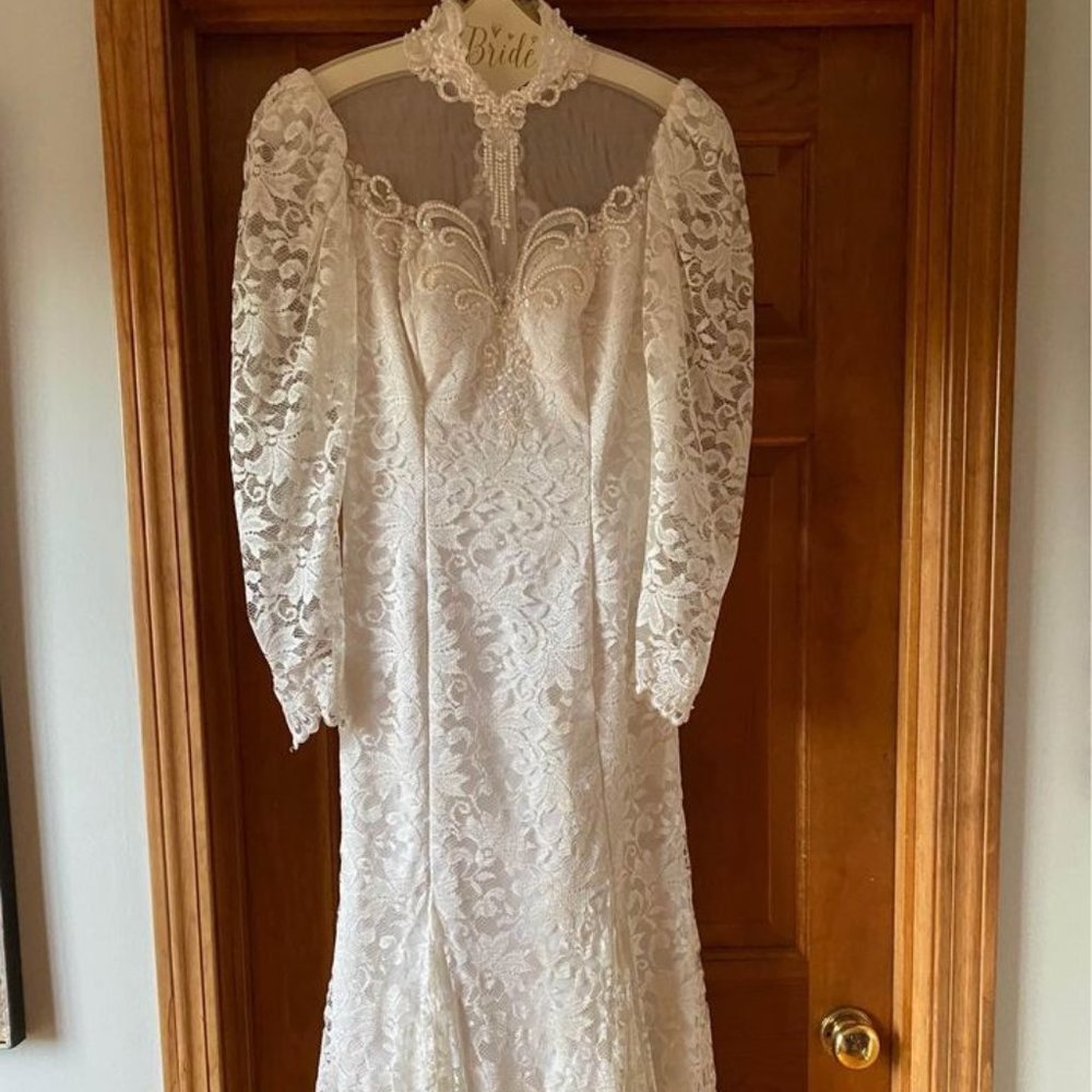 Lace wedding dress, worn once! Love this dress! Size 6